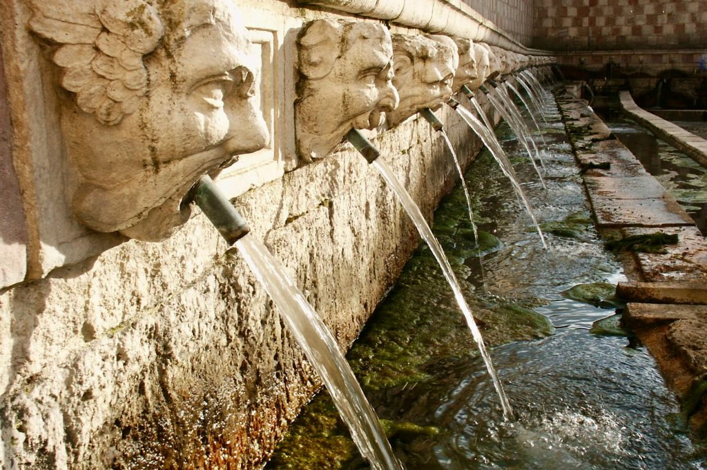 L'Aquila Sehenswürdigkeiten Brunnen der 99 Wasserspeier