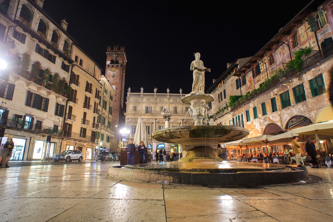 Fontana di Madonna Piazza delle Erbe Verona