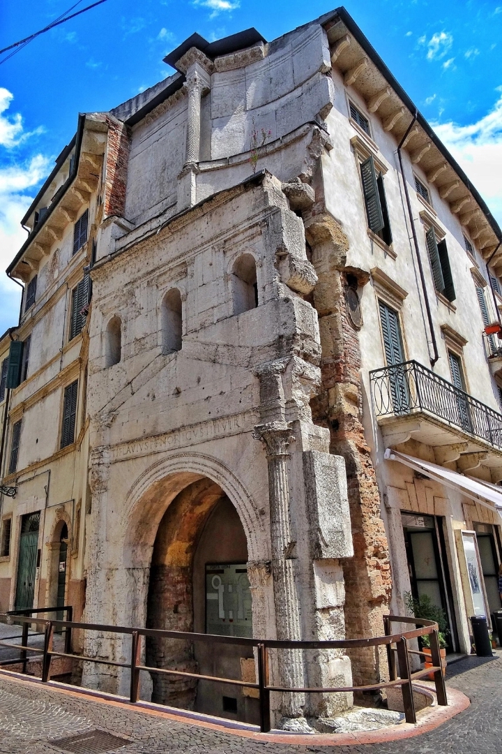 Porta Leoni Verona