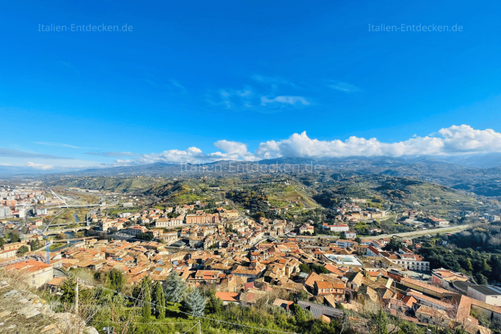 Häuser und Berge in Cosenza