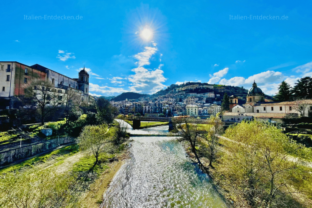 Ein Fluss und Gebäude in Cosenza