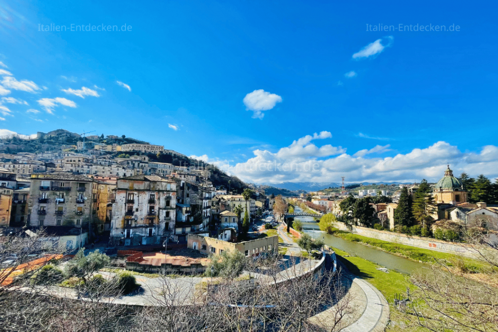 Alte Gebäude an einem Fluss in Cosenza