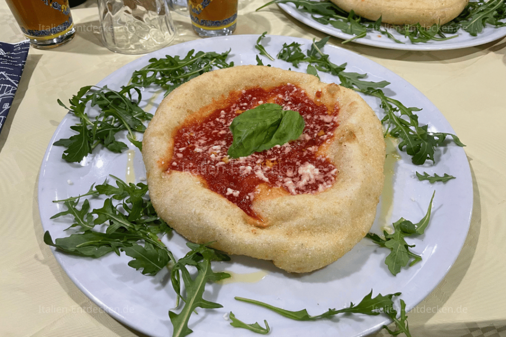 Frittierte Pizza in einem Restaurant in Cosenza