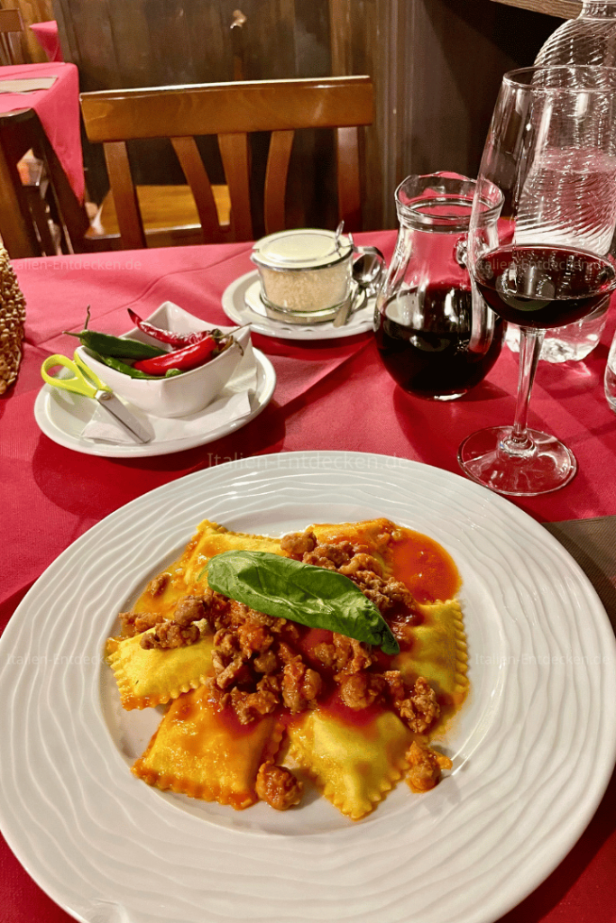 Pasta mit Ragu in einem Restaurant in Cosenza