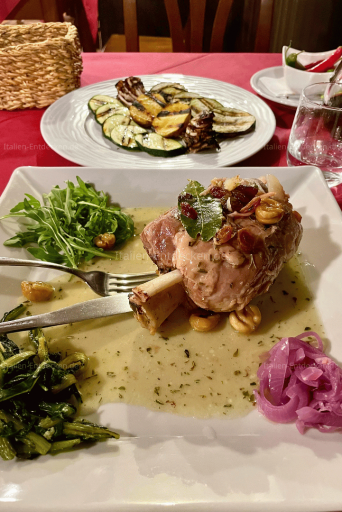 Schweinshaxe in einem Restaurant in Cosenza