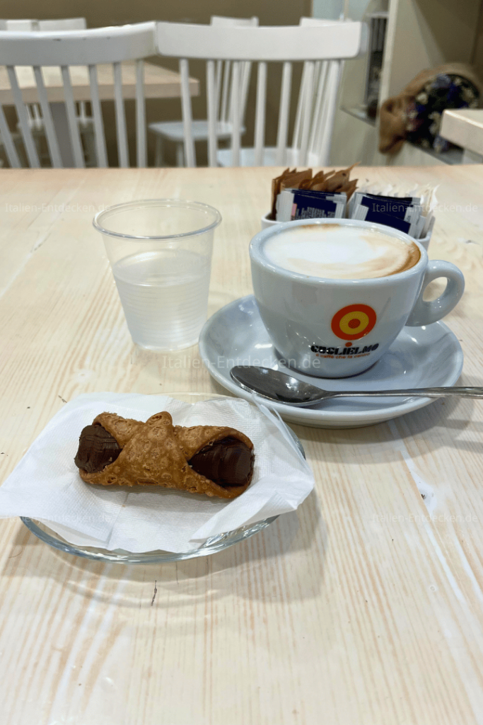 Cappuccino und Canolo in einer Bar in Lamezia Terme