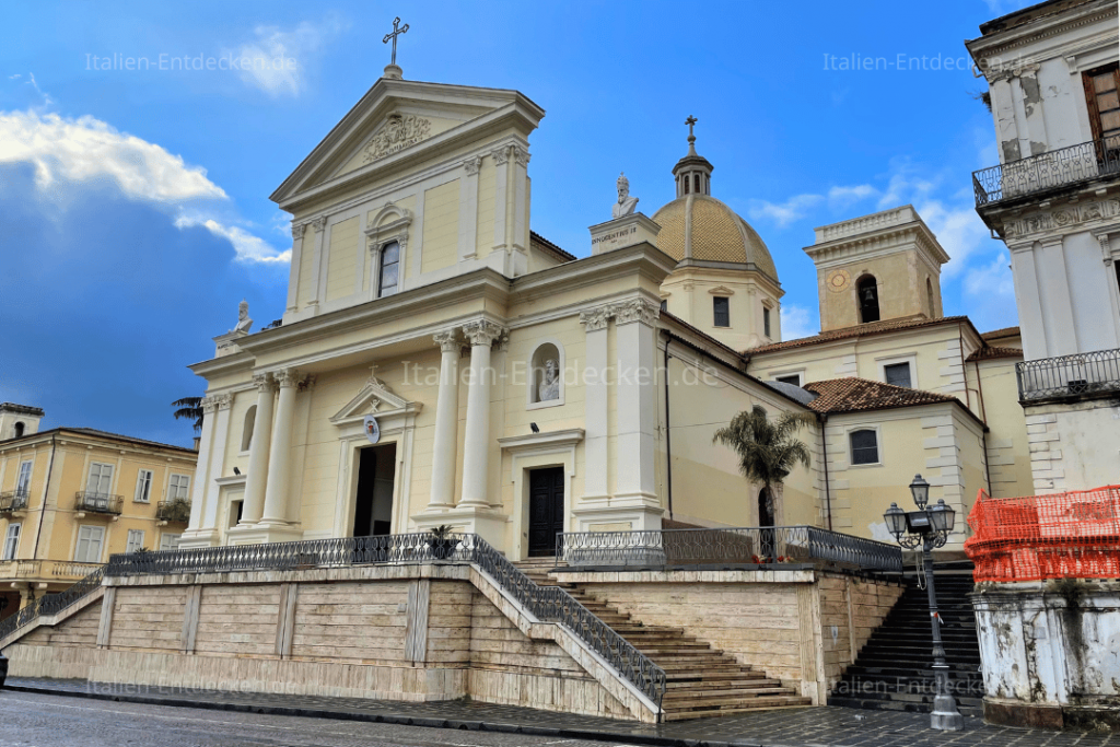 Kirche mit Glockenturm an einer Straße in Lamezia Terme
