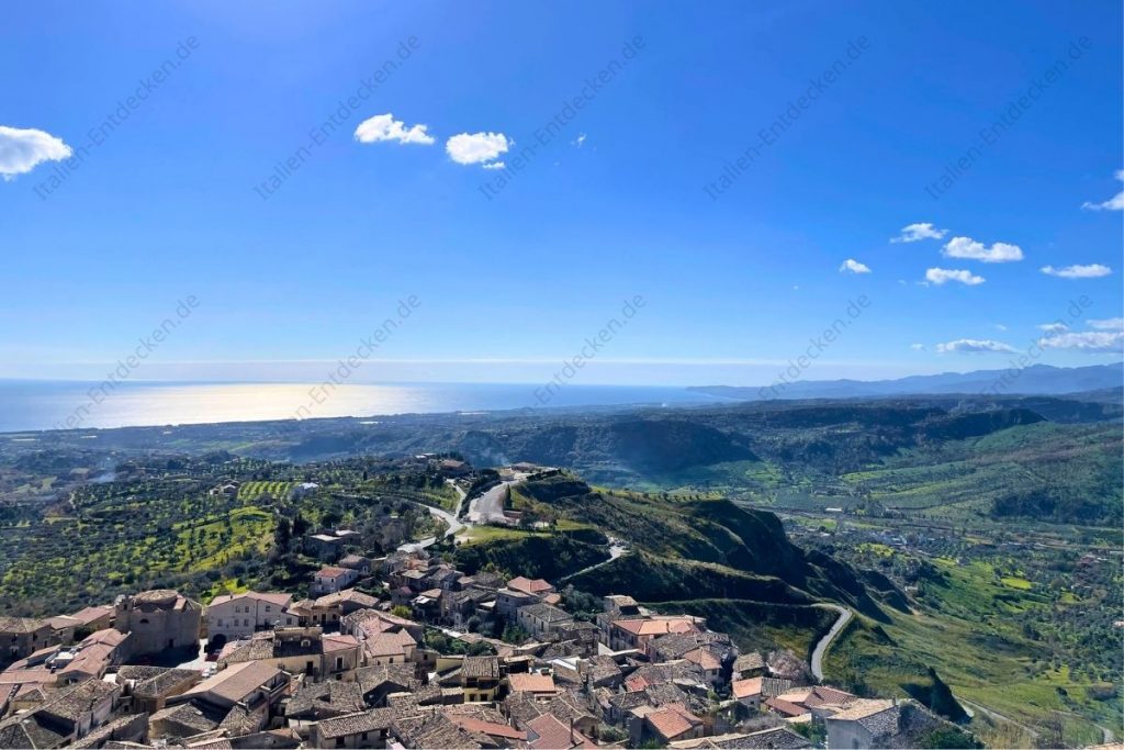 Blick über die Dächer von Gerace auf das Meer