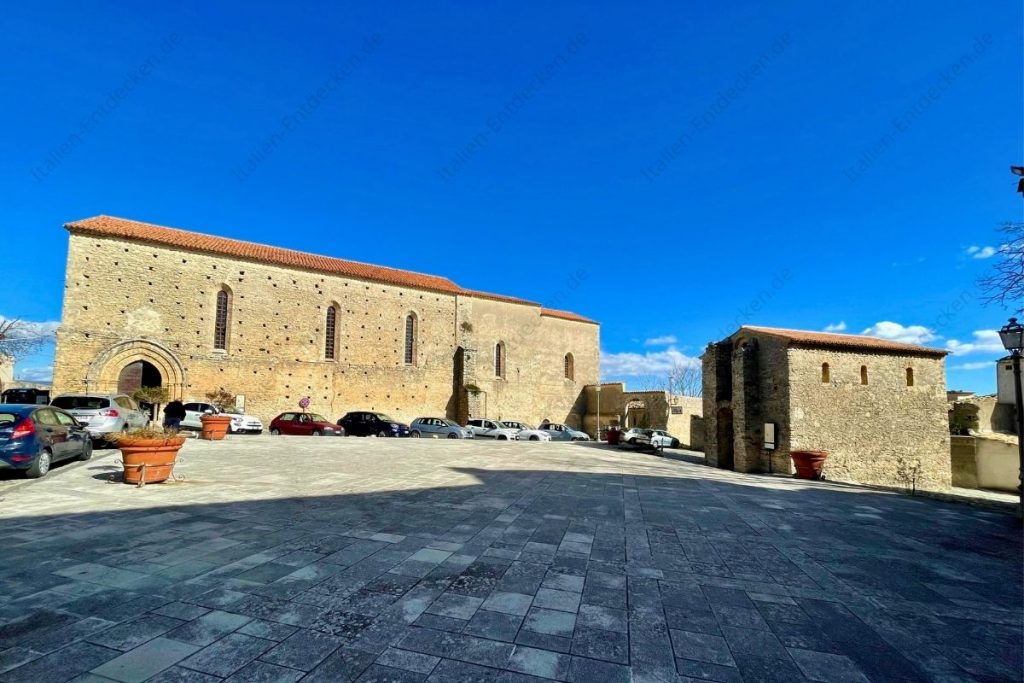 Ein Platz mit Kirchen in Gerace