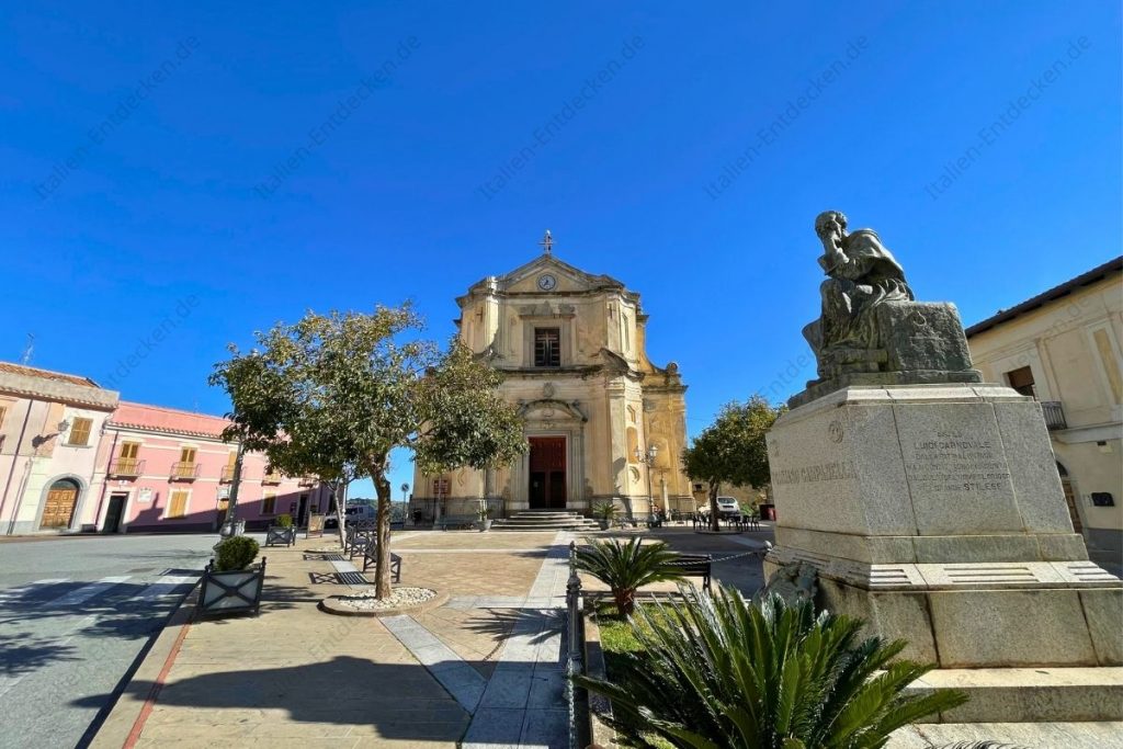 Platz mit Statue und Kirche in Stilo