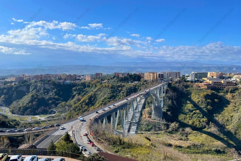 Blick auf die Ponte Bisantis und die Hügel in Catanzaro