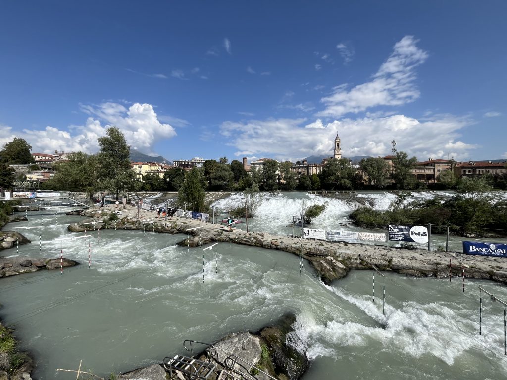 Ein Fluss mit einer Stadt im Hintergrund