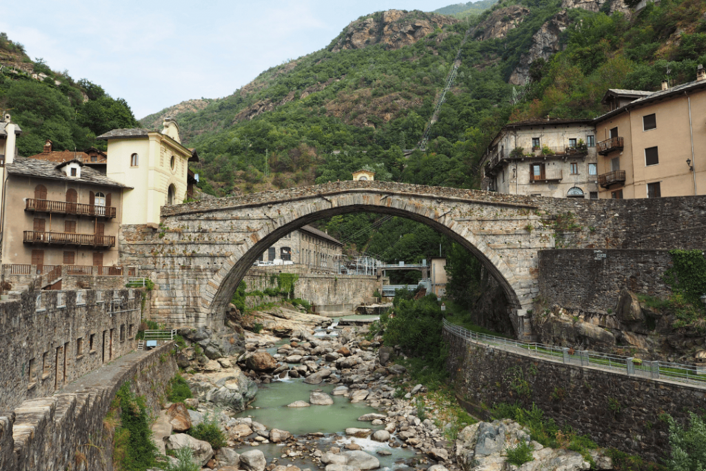 Eine Steinbrücke über einem Fluss