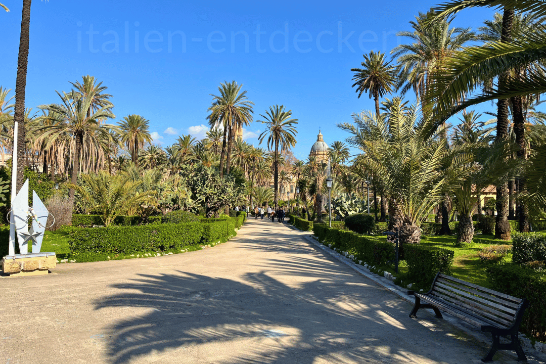 Wege, Büsche und Palmen in der Villa Bonanno in Palermo
