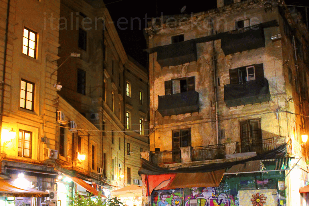 Häuser am Abend auf dem Markt La Vucciria in Palermo