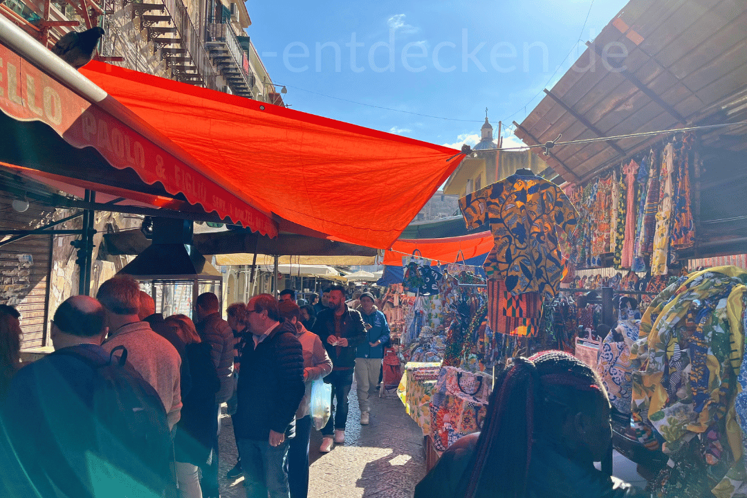 Verkaufsstände und Personen auf dem Mercato Ballaro in Palermo