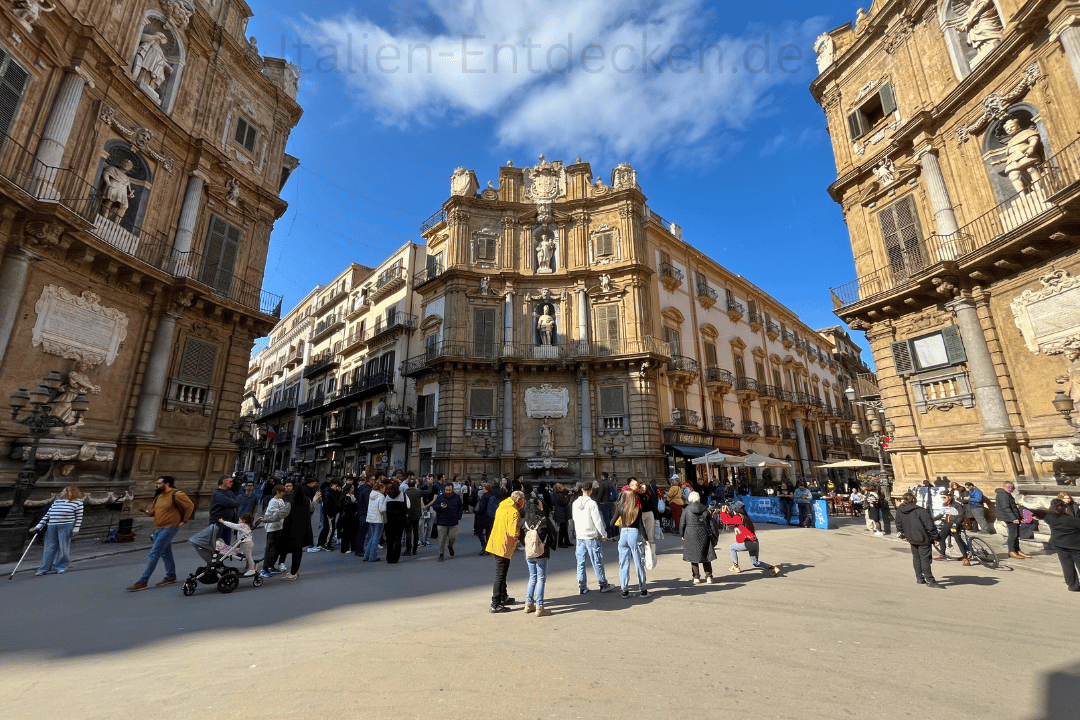 Häuserfronten der Quattro Canti in Palermo