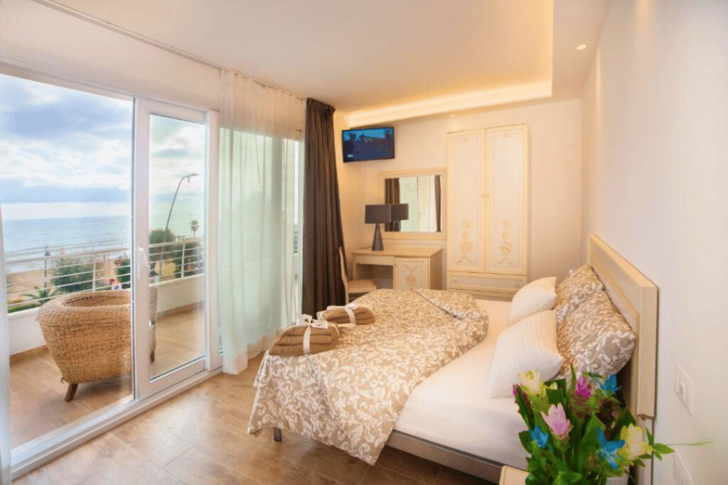 Ein Hotelzimmer mit Bett, Balkon und Meerblick