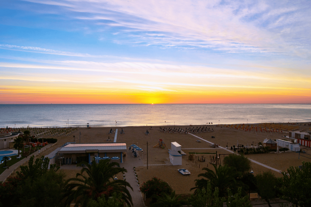 Sonnenaufgang am Strand von Alba Adriatica