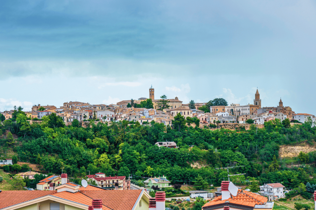 Blick über Dächer und Wälder auf die Stadt Atri