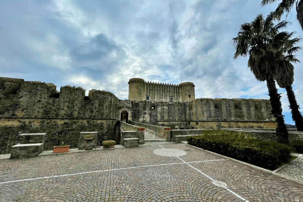 Eingang zur Burg in Santa Severina