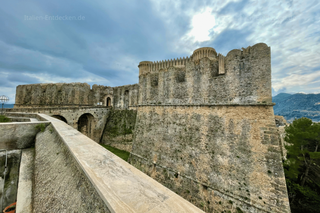 Burgmauern in Santa Severina