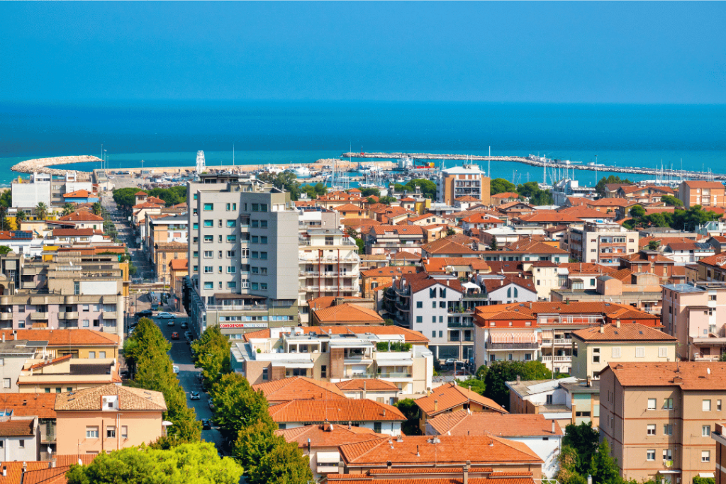 Blick über die Dächer von Giulianova aufs Meer