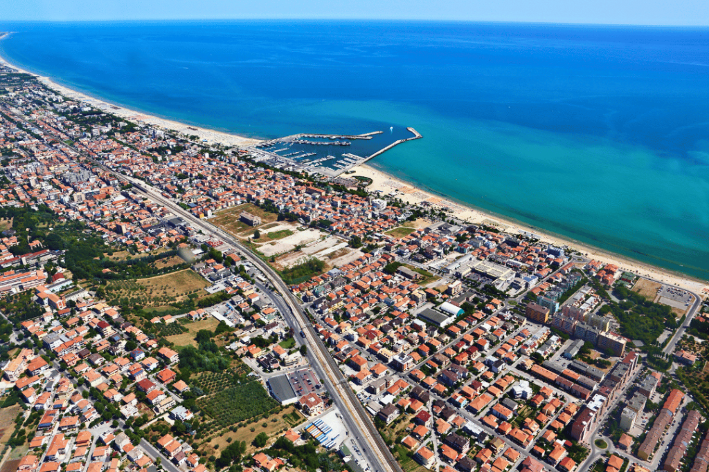 Eine Stadt mit einem Strand am Meer aus der Luft