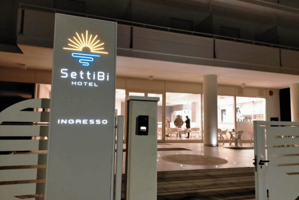 Ein beleuchteter Hoteleingang am Abend