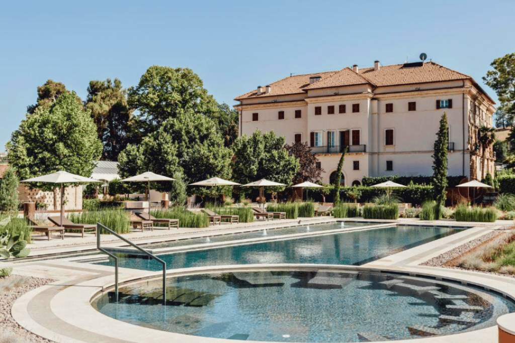 Ein herrschaftliches Anwesen mit Garten und modernem Swimming Pool