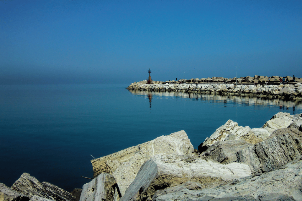 Eine Promenade aus Steinen in der Abenddämmerung