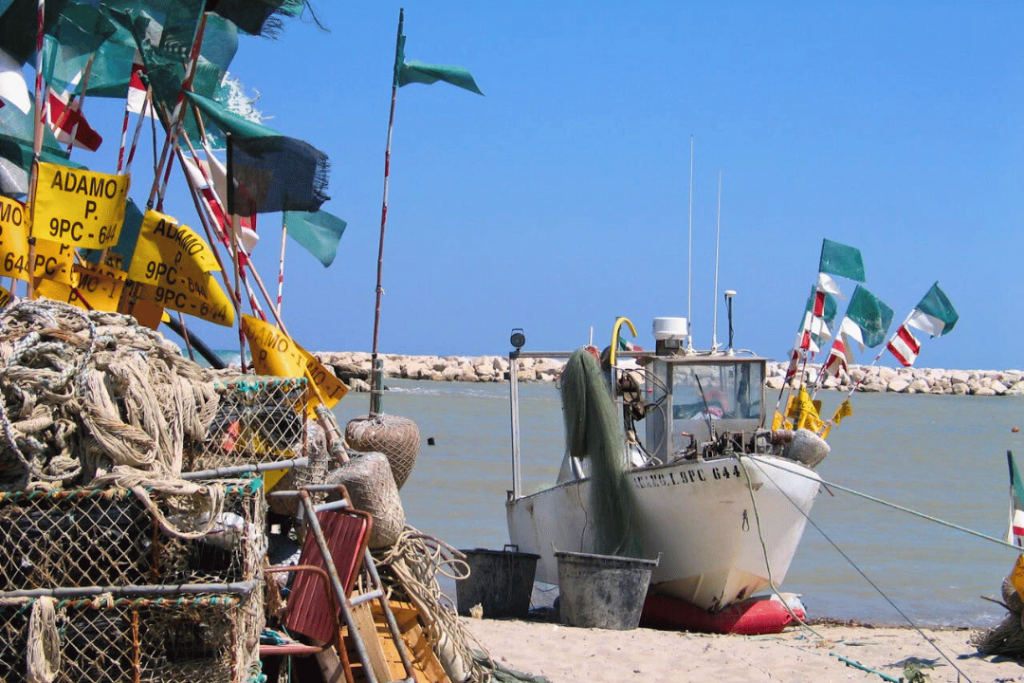 Ein Fischerboot und Fischereizubehör am Strand
