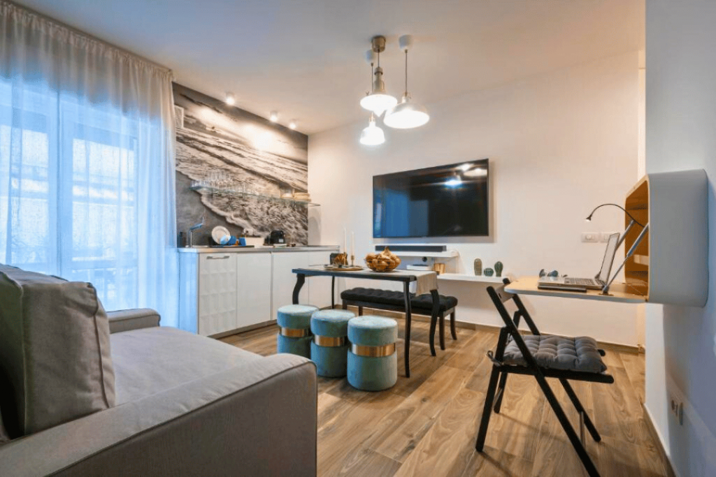 Ein Zimmer mit Couch, Tisch und Fernseher