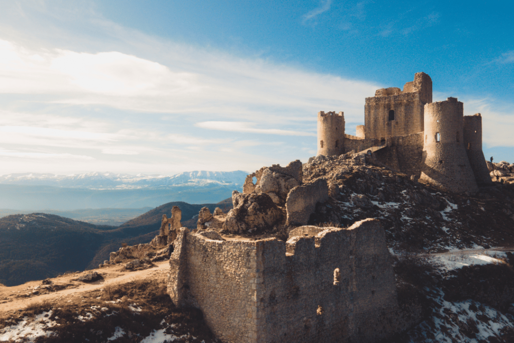 Eine Festungsruine thront vor Bergen