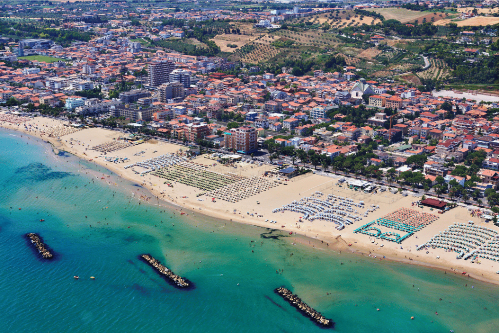 Blick aus der Luft auf Meer, Strand und Gebäude in Roseto degli Abruzzi
