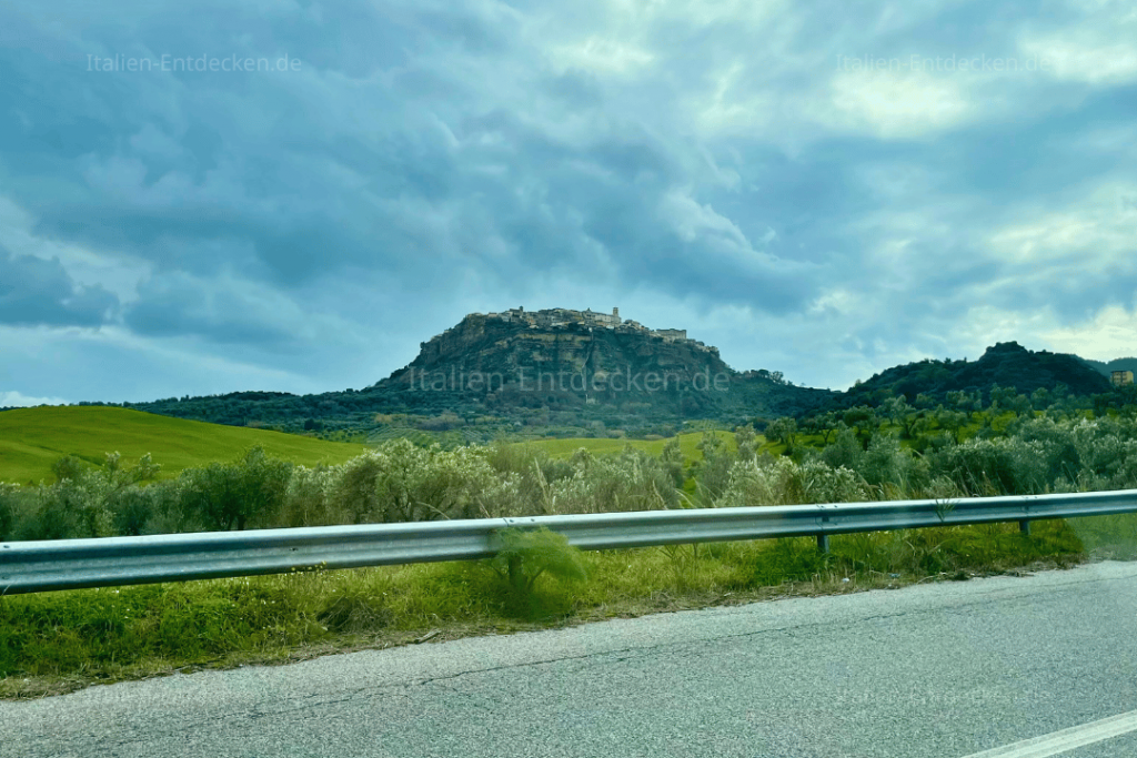 Das Dorf Santa Severina auf einem Hügel in Kalabrien