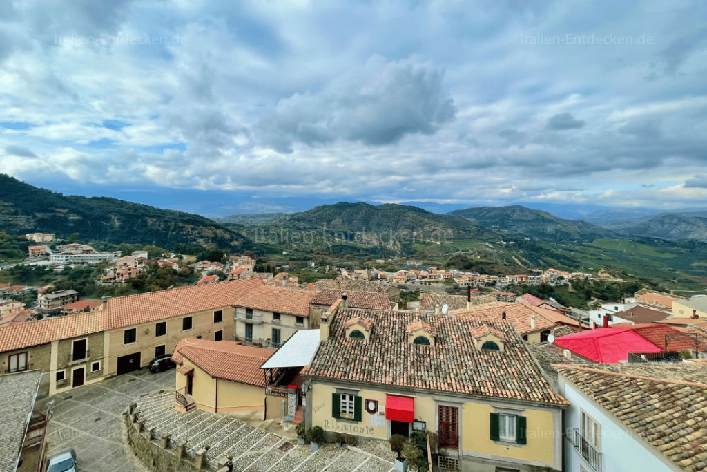 Häuser mit Bergen im Hintergrund in Santa Severina