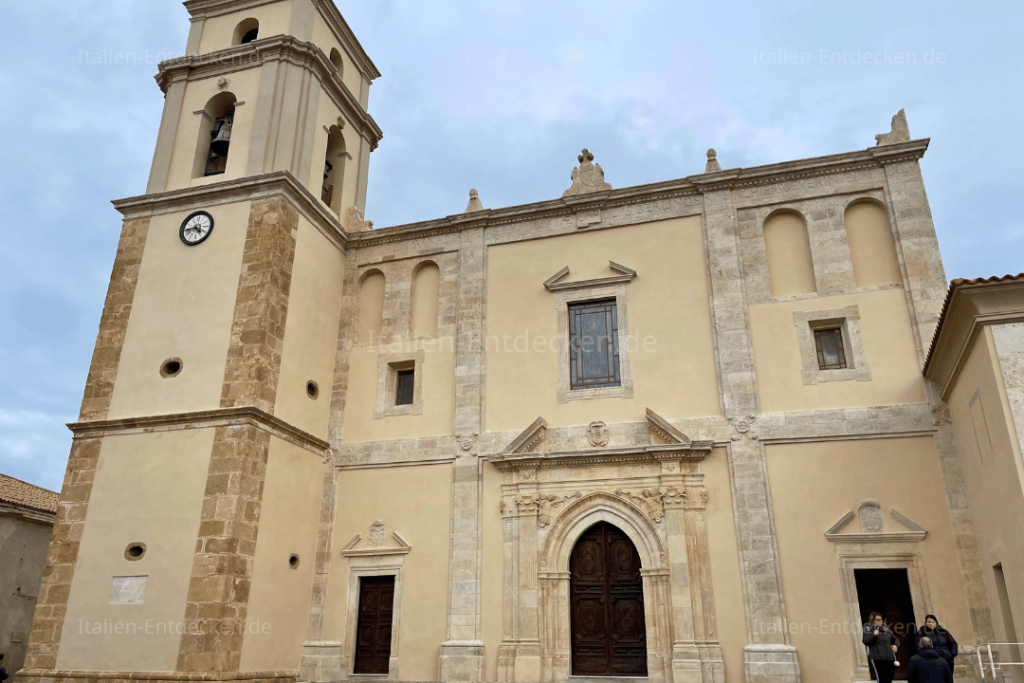 Eine Kirche mit Turm in Santa Severina (Kalabrien)