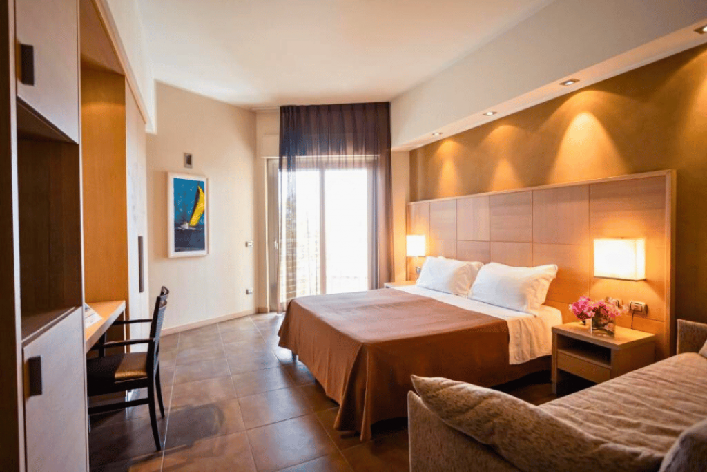 Ein Hotelzimmer mit Doppelbett und Schreibtisch