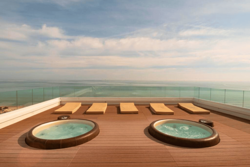 Eine Dachterrasse mit Sonnenliegen und Whirlpools