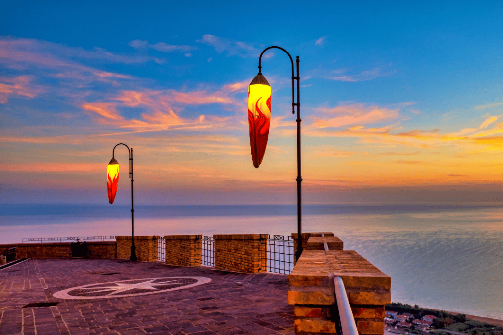 Ein Platz mit Blick aufs Meer bei Sonnenuntergang