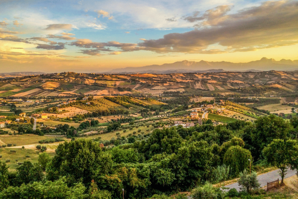 Blick von Tortoreto Alto über eine Hügellandschaft in goldenem Licht