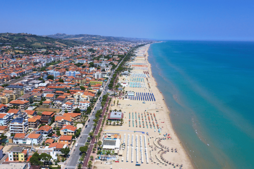 Luftaufnahme des Küstenortes Tortoreto Lido mit breitem Strand und Meer