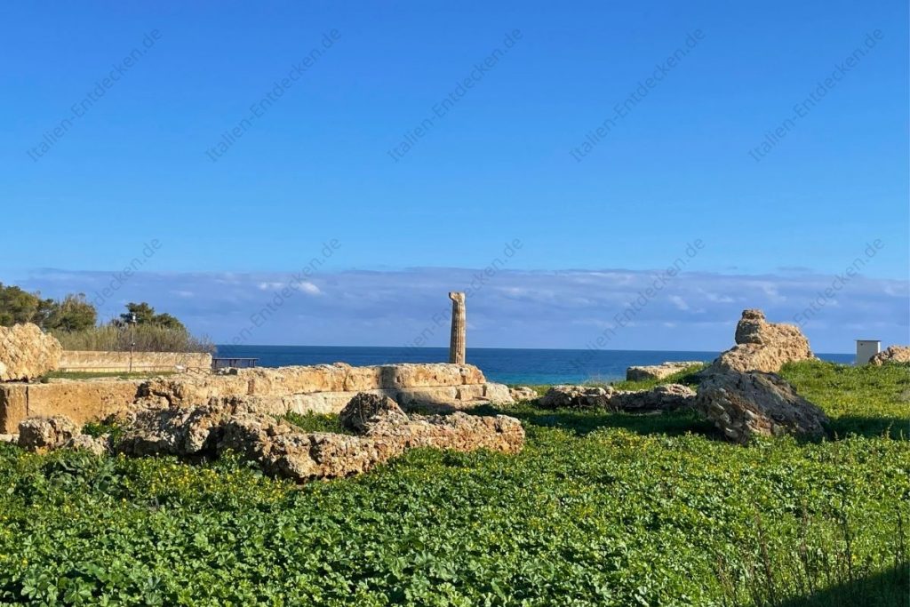 Säulen- und Mauerreste am Capo Colonna nahe Crotone