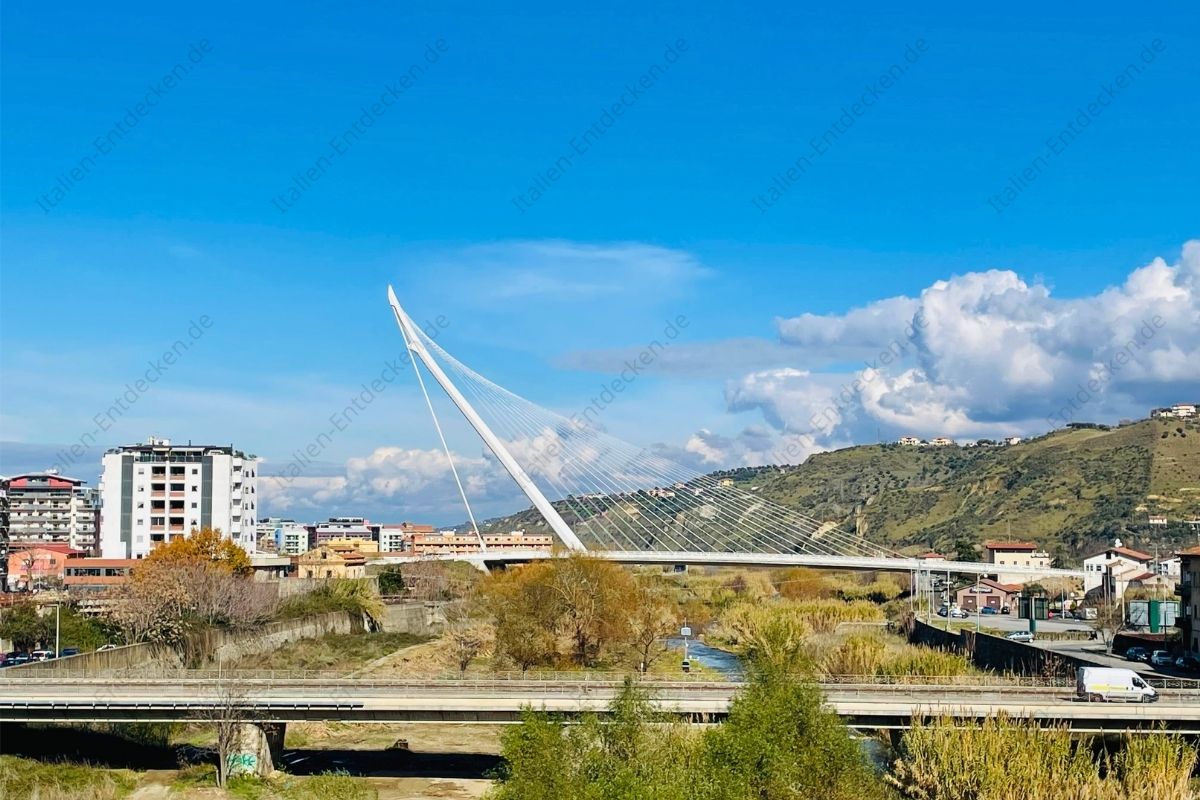 Blick auf die Ponte San Francesco di Paola in Cosenza