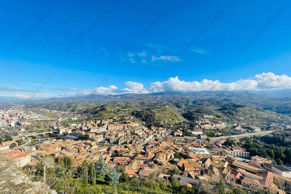 Blick vom Castello Svevo über Cosenza bis zu den Bergen der Sila