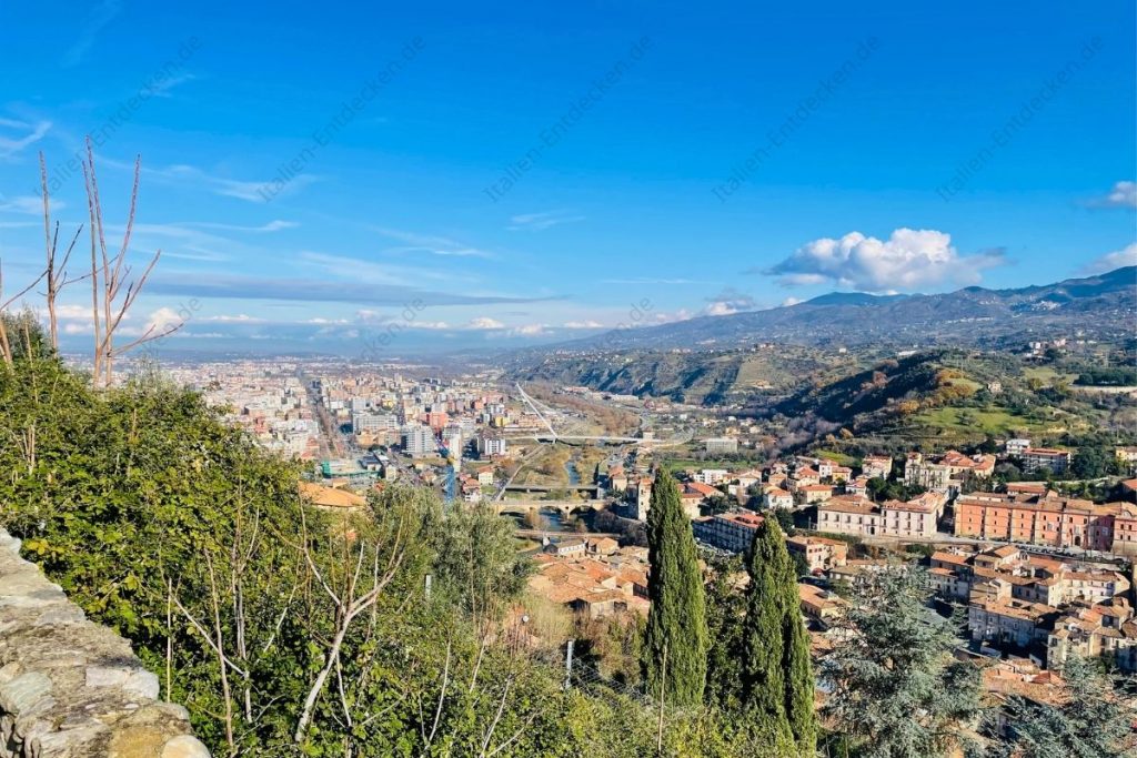 Blick über die Altstadt und die Neustadt von Cosenza