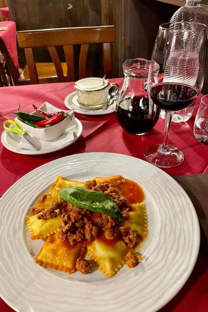 Ravioli mit Ragù in einem Restaurant in Cosenza.
