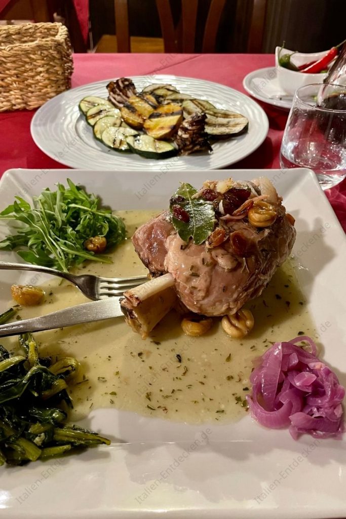 Gekochte Schweinshaxe in einem Restaurant in Cosenza.