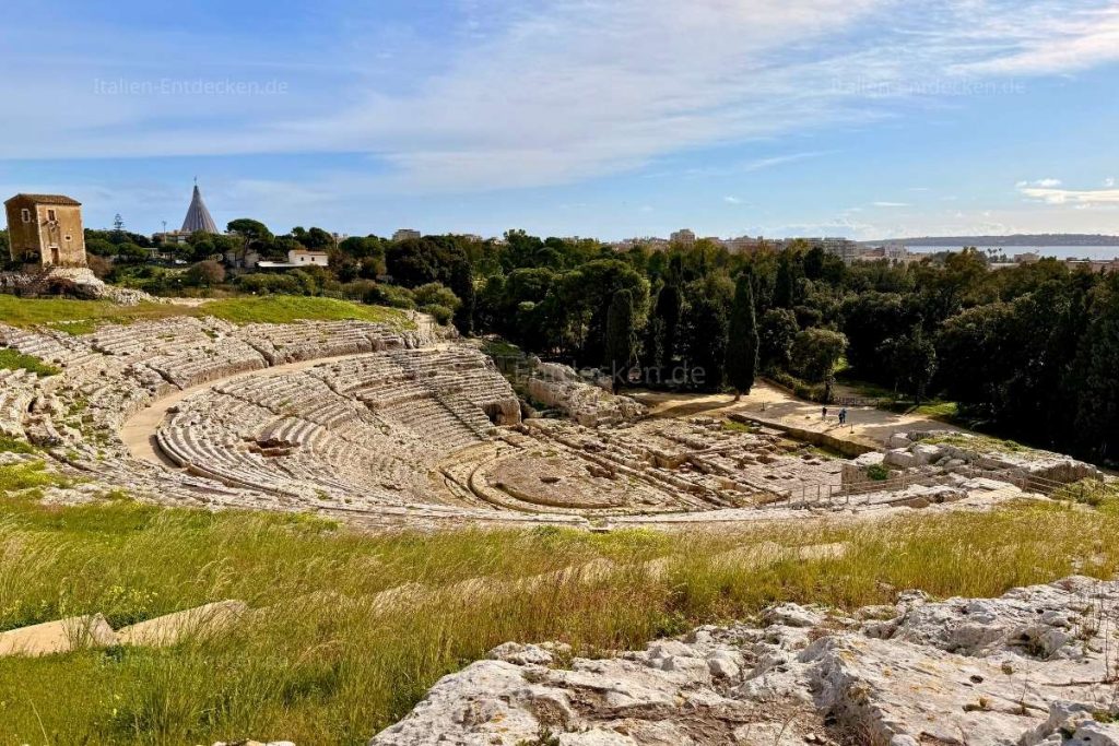 Ein antikes Theater, Bäume und das Meer